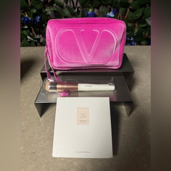 Valentino & Ever Makeup Beauty Bundle - Picture 1 of 7